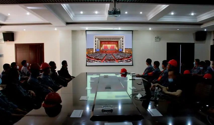 學(xué)習(xí)二十大、永遠跟黨走、奮進新征程！楚勝集團組織全體